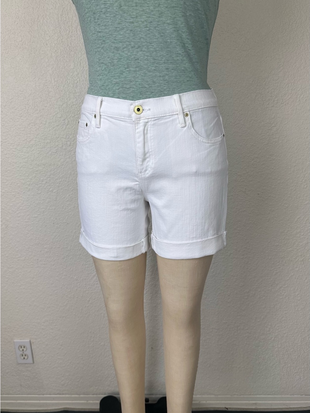 Classic White Cuffed Women’s Shorts
Tommy Hilfiger Women’s Shorts Size 6